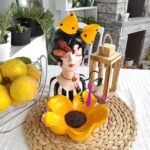 KELEBEKLİ KASELİ SUNUMCU KIZ